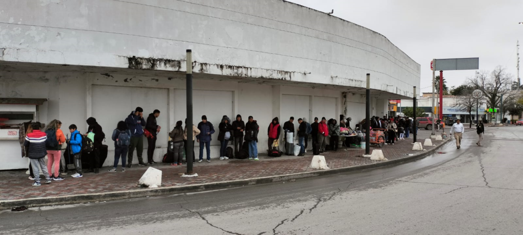 Fila de migrantes Puente Viejo ya para pasar estados unidos