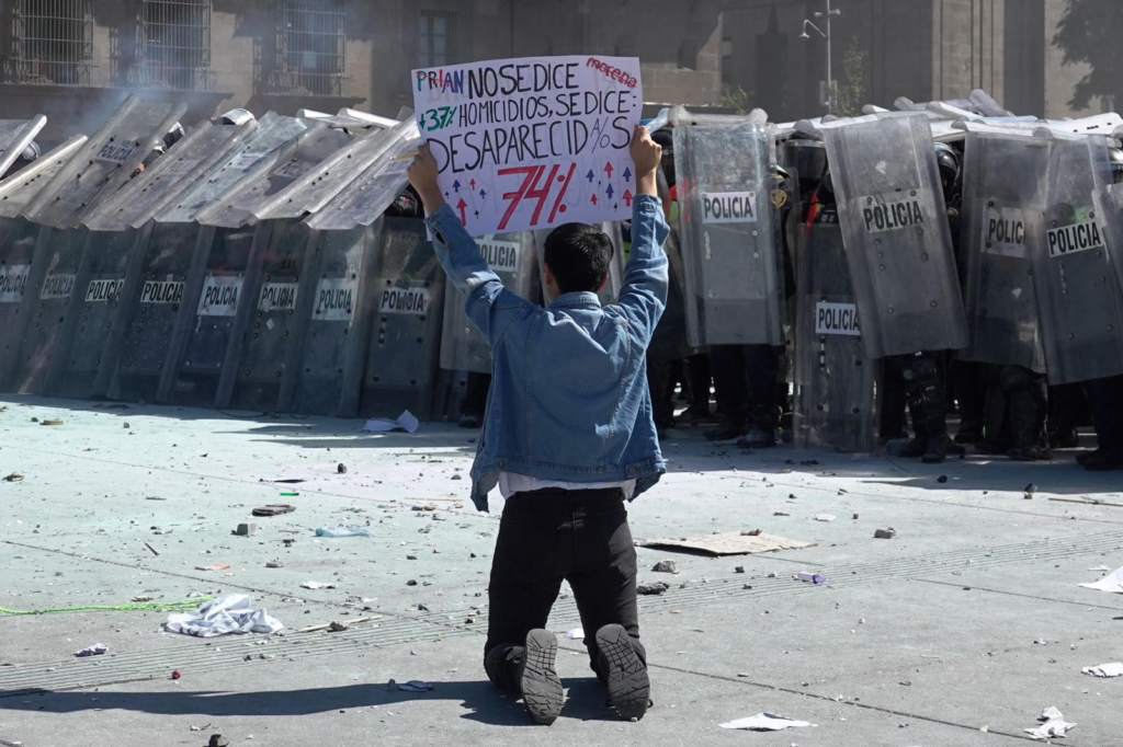 La imagen del hombre hincado