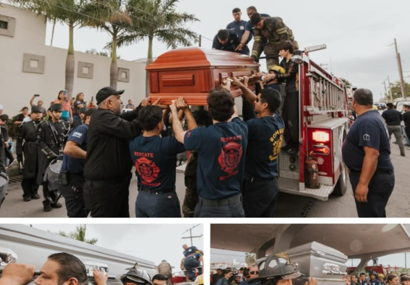 Bomberos cargando los ataudes de sus compañeros